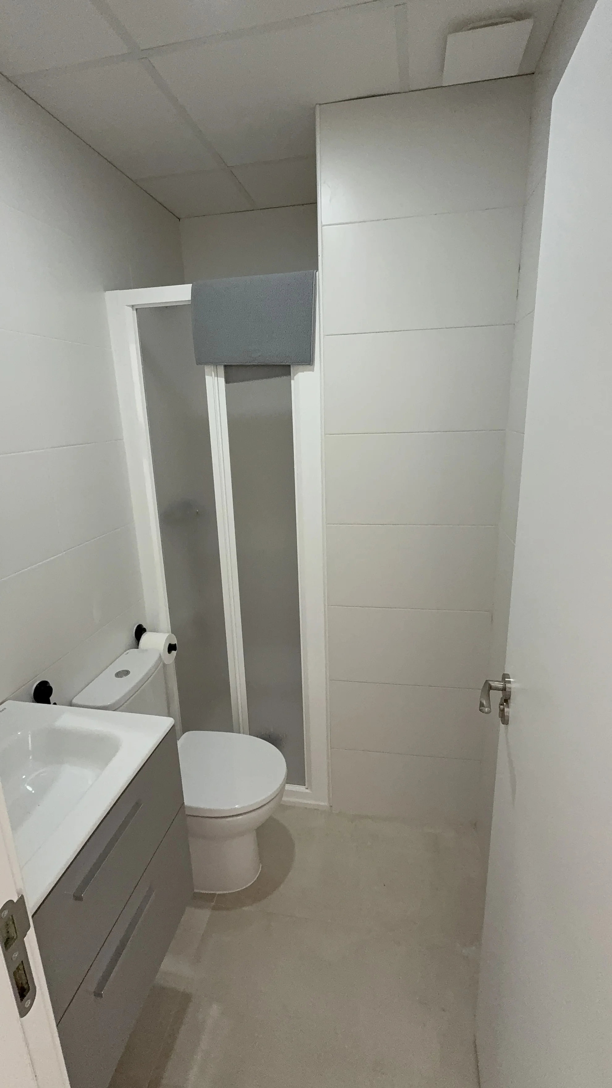 Accessible private en-suite bathroom