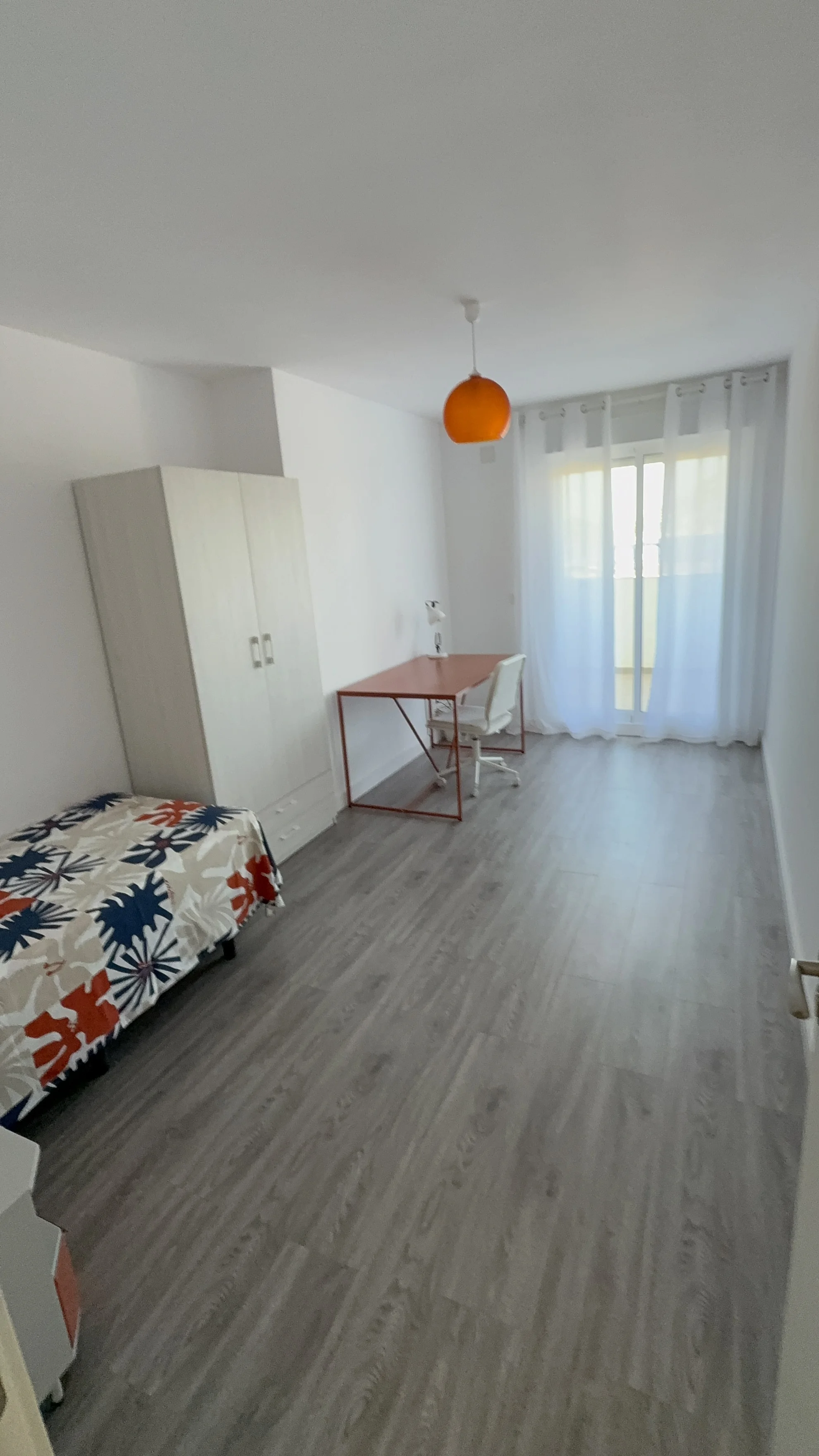 General view of the single room with balcony and exterior bathroom