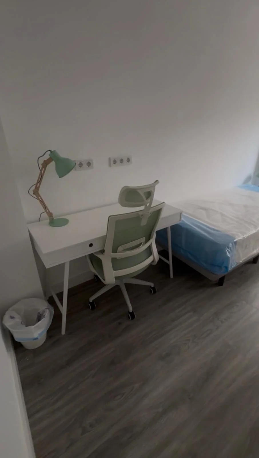 Single student room with private exterior bathroom — Casa Vera Cartagena