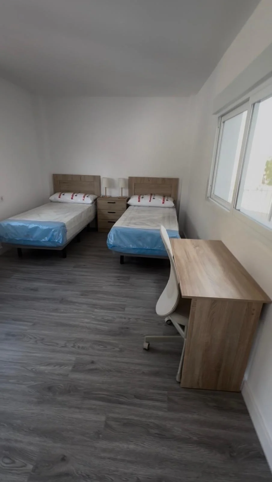 Double student room with balcony and private exterior bathroom — Casa Vera Cartagena